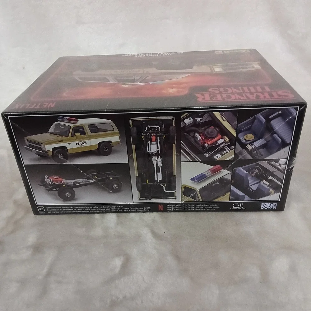 Revell Stranger Things Jim Hopper 85 Chevy K5 Blazer Model Kit 1:25 14558 NEW